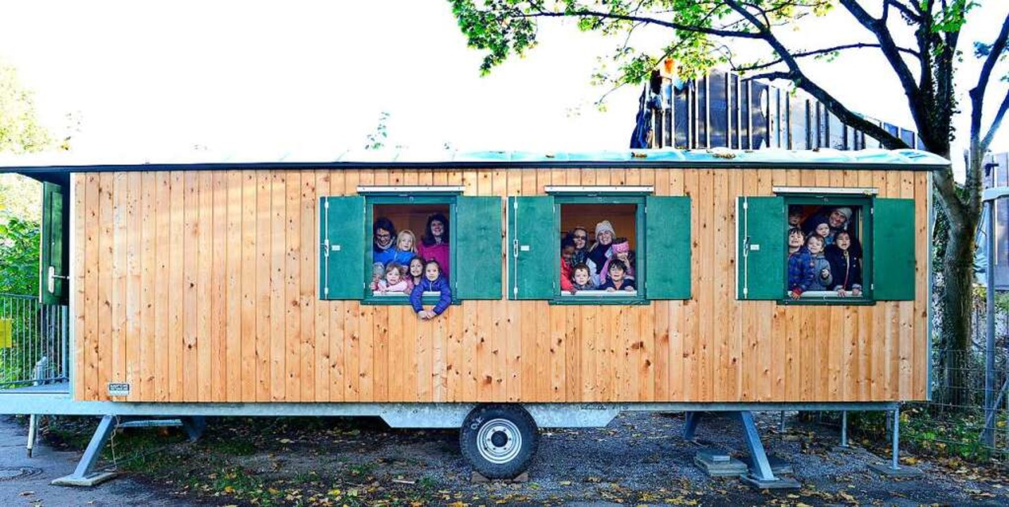 Den neuen Bauwagen haben die Kinder bereits in Besitz genommen.  | Foto: Ingo Schneider