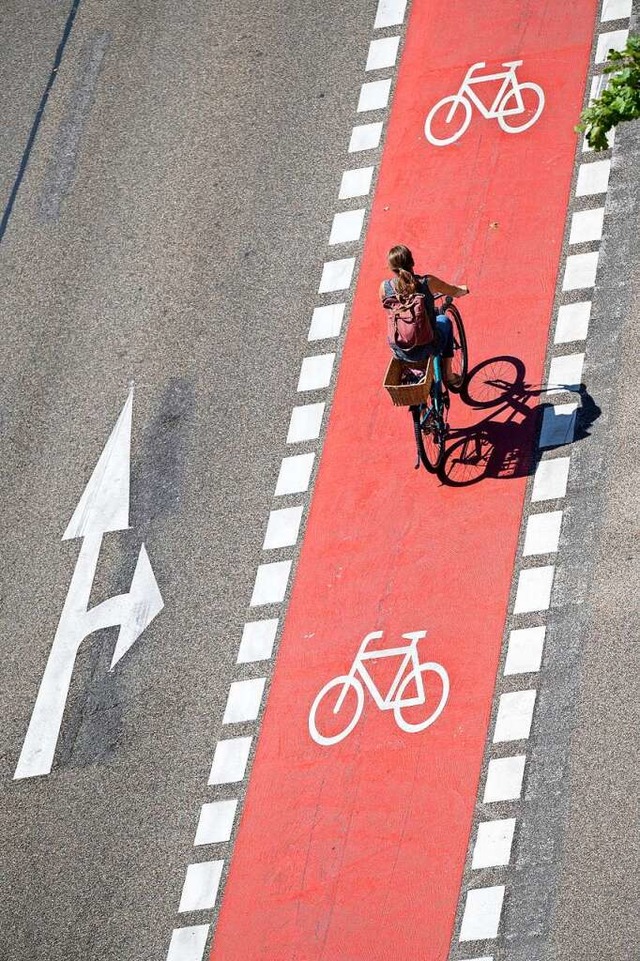 Rote Radfurten sollen den Verkehr besser leiten.  | Foto: Patrick Seeger/Stadt Freiburg