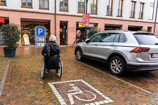 Mittlerweile hat  das Landratsamt aner...  ein Behinderten-Parkausweis zusteht.  | Foto: Hubert Gemmert