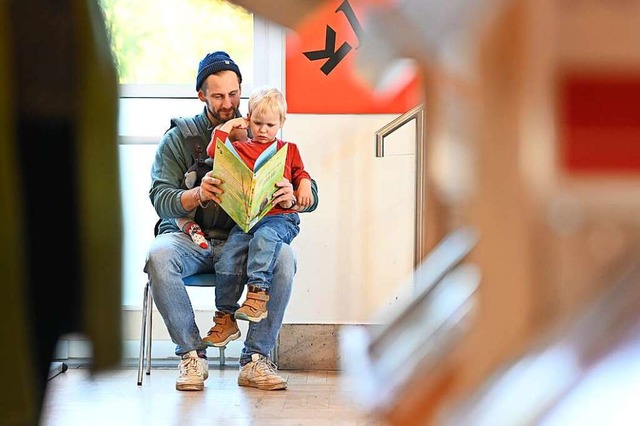 Vter und Mutter, die vorlesen, frdern die Fantasie ihrer Kinder.  | Foto: Lars Klemmer (dpa)
