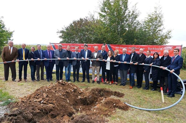 Alle ziehen an einem (Glasfaser)-Stran... zur Backbone-Verlegung in Sthlingen.  | Foto: Ursula Freudig