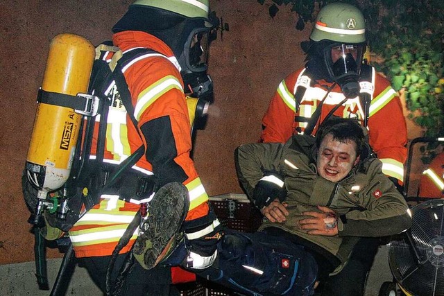 Die Einsatzkrfte der Feuerwehr bergen...tbung einen &#8222;Verletzten&#8220;.  | Foto: Christiane Franz