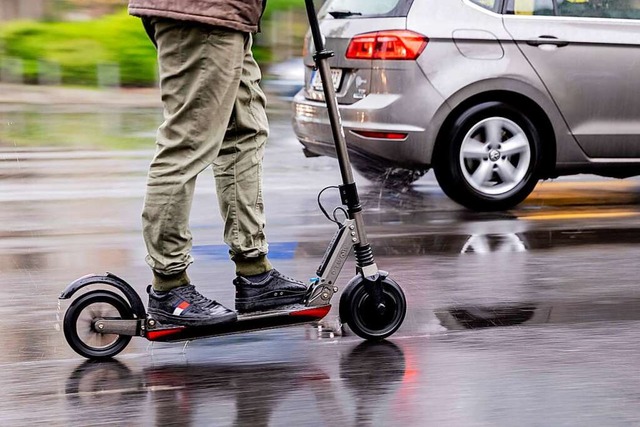 Zwei junge Mnner auf einem E-Scooter sollen eine Fugngerin angefahren haben.  | Foto: Christoph Soeder (dpa)