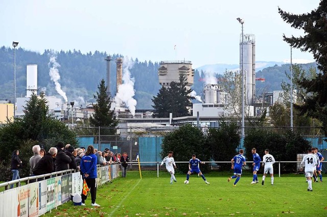 Noch spielt der SV Solvay im Schatten der Industrieanlagen der Cerdia.  | Foto: Thomas Kunz