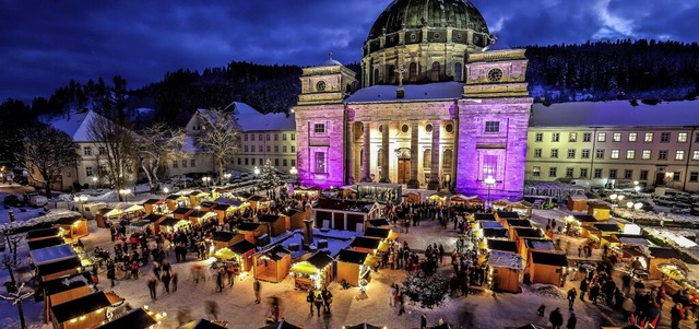 Eine schne Kulisse: Der Weihnachtsmarkt beim Dom in St. Blasien.  | Foto: Klaus Schwarzenhlzer