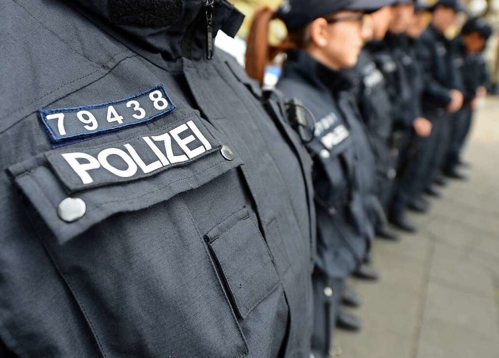 Eine Nummer an der Uniform kann Polizisten nachträglich identifizierbar  machen  | Foto: Arne Dedert