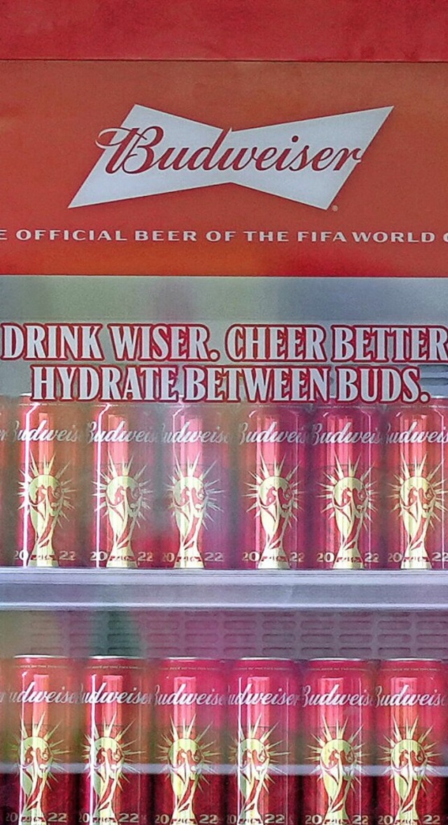 Bier und andere alkoholische Getrnke ...n den WM-Stadien nun doch nicht geben.  | Foto: Pa Wire (dpa)