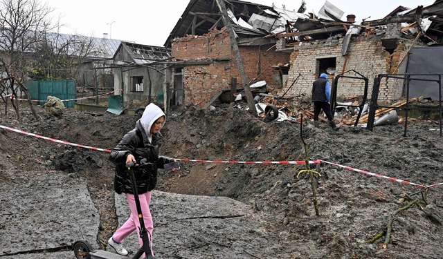 Ein Dorf in der Nhe der ukrainischen Stadt Lviv nach einem Raketenangriff  | Foto: YURIY DYACHYSHYN (AFP)