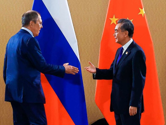 Handschlag auf Bali: Russlands Auenmi... Chinas Auenminister Wang Yi (rechts)  | Foto: HANDOUT (AFP)