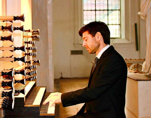 Organist Timo Handschuh nutzt sein Sab...n der Friesenheimer Kirche zu spielen.  | Foto: privat