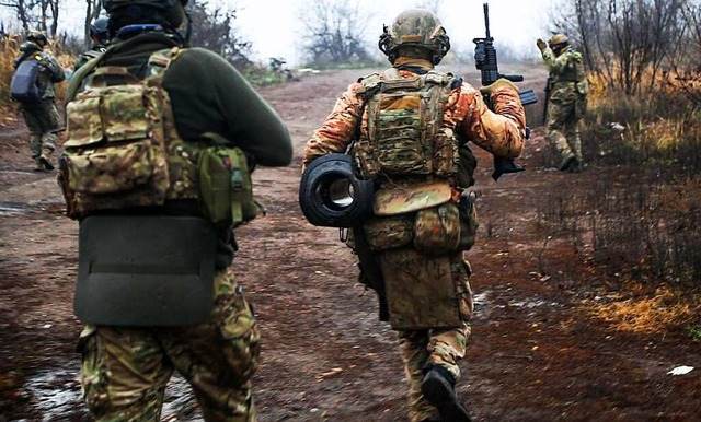 Ukrainische Soldaten ndern ihre Posit... der Region Donezk (Foto von Freitag).  | Foto: Roman Chop (dpa)