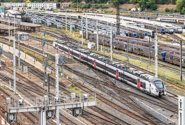 Hunderte zustzlicher Regionalzge sol...Autos mit alten Dieselmotoren  greift.  | Foto: teli