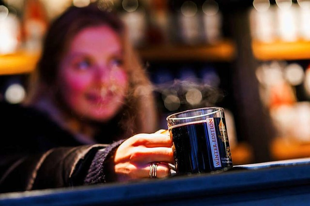 Glhwein kostet auf dem Freiburger Wei...markt in diesem Jahr um die vier Euro.  | Foto: Philipp von Ditfurth (dpa)