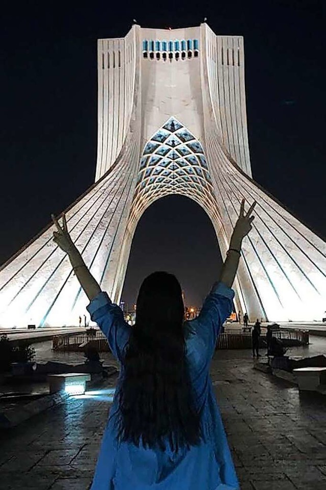 Offene Haare sind Ausdruck des Protest...&#8222;azadi&#8220; bedeutet Freiheit.  | Foto: Anonymous (dpa)