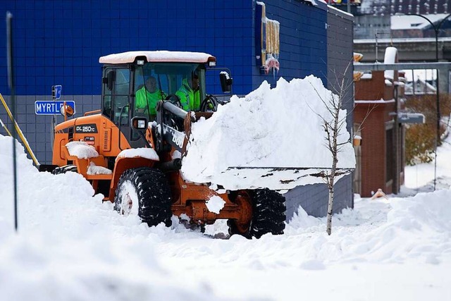 Ein Mitarbeiter des Winterdienstes ru...in Buffalo im US-Bundesstaat New York.  | Foto: Joshua Bessex (dpa)