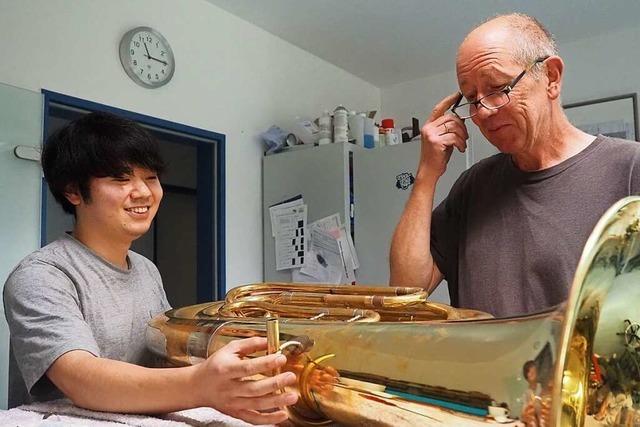 Dieser Japaner lernt in Freiburg, wie man Blechblasinstrumente repariert