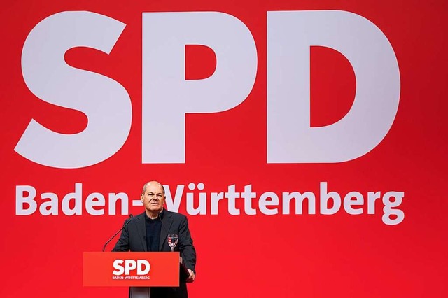 Scholz, schwarzes Sakko ber dunkelbla... in der Messehalle in Friedrichshafen.  | Foto: Silas Stein (dpa)