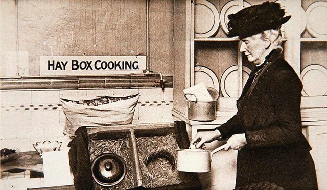 Die ersten Kochkisten waren einfach  m...mt aus der Zeit des Ersten Weltkriegs.  | Foto: Heritage Images / Historica Grap (akg)