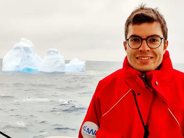 Mit Eisberg im Hintergrund: Paul Ockenfu in der Antarktis.  | Foto: Loretta Preis