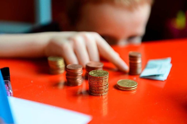 Klein, kleiner, Centbetrge: In armen Familien ist Geld sehr knapp.  | Foto: Jens Kalaene (dpa)