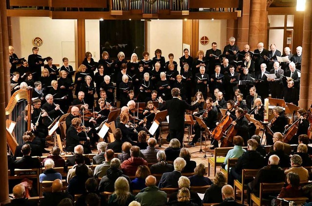 Ein 100 Stimmen starker Chor trott mit... und Solisten in der Stiftskirche auf.  | Foto: Wolfgang Knstle