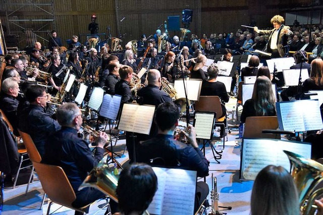 Die Hlfte des Orchesters hat nie eine...fredo Mendieta (rechts) bei der Arbeit  | Foto: Markus Zimmermann