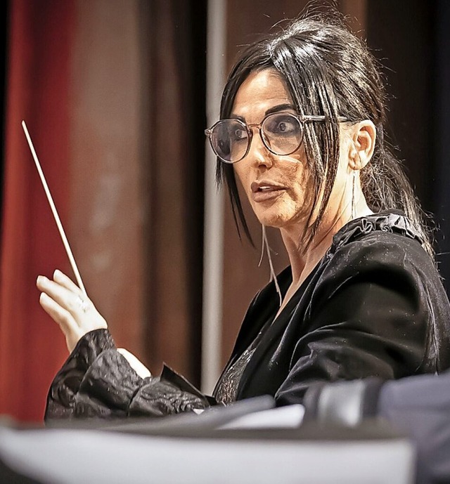 Dirigentin Tanja Rauschenberger lotste...ster durchs Programm und wurde geehrt.  | Foto: Paul Eischet