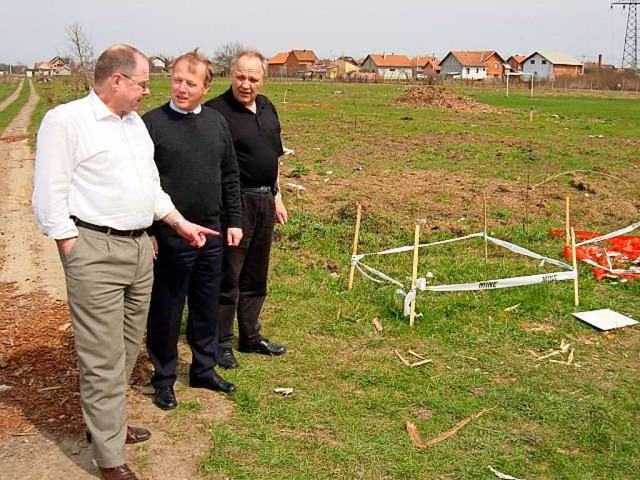 Einer von vielen Einstzen von Rudi Na...iertes Feld am Stadtrand von Vinkovci.  | Foto: W. Striegel