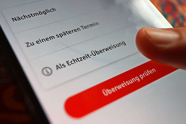 In einer App der Sparkasse ist ist die...s Echtzeit-berweisung&quot; zu sehen.  | Foto: Karl-Josef Hildenbrand (dpa)