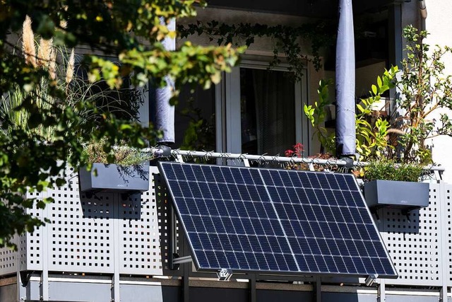 Ein winziger Teil Energiewende: Solarmodule an Balkonen  | Foto: Sven Hoppe