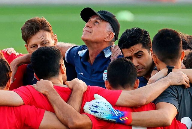 Irans Fuballer beschwren mit Coach C...m Wochenende in Katar ihren Teamgeist.  | Foto: FADEL SENNA (AFP)