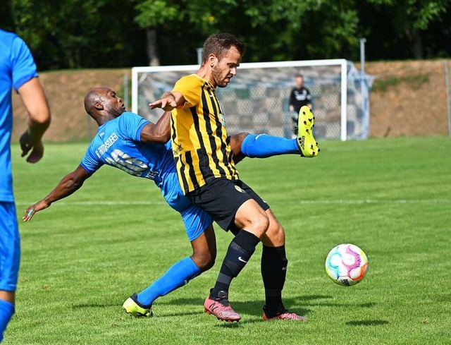 Johannes Wenzel (vorne) erzielte das goldene Tor fr den SV Oberschopfheim.  | Foto: Wolfgang Knstle