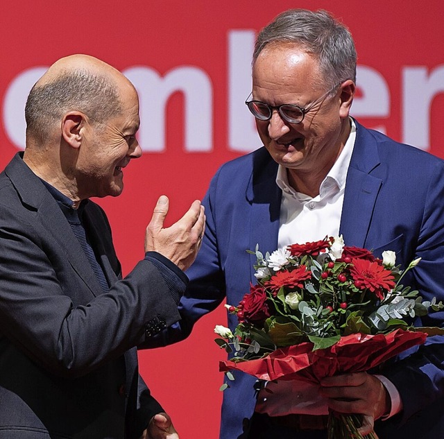 Bundeskanzler Olaf Scholz gratuliert A...r.) zur Wiederwahl als SPD-Landeschef.  | Foto: Silas Stein (dpa)