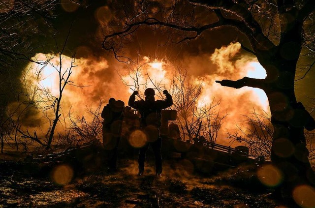 Ukrainische Soldaten feuern mit Artill...he Stellungen in der Nhe von Bachmut.  | Foto: Libkos (dpa)