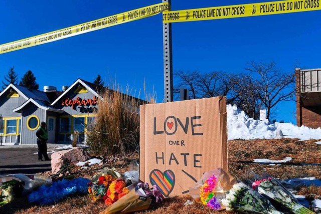 Blumen und ein Schild mit der Aufschri... Colorado Springs in den USA abgelegt.  | Foto: JASON CONNOLLY (AFP)