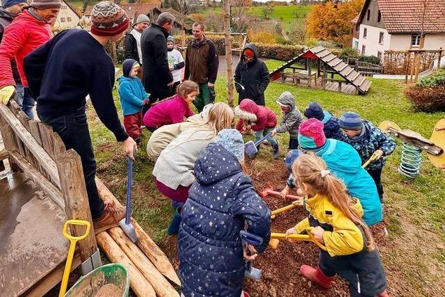 Schopfheimer Kindergartenkinder pflanzen Zukunftsbäume