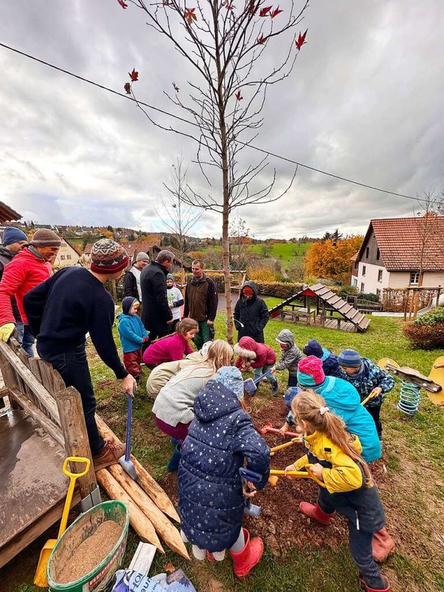 Die Kinder der Kita Wiechs waren mit Eifer bei der Baumpflanzaktion dabei.  | Foto: Hans-Jrgen Hege
