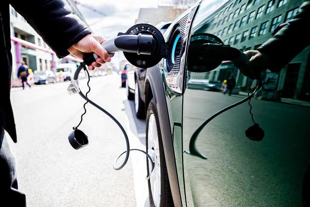Die gestiegenen Strompreise im Grohan...uch das Laden von Elektroautos teurer.  | Foto: Christoph Soeder (dpa)