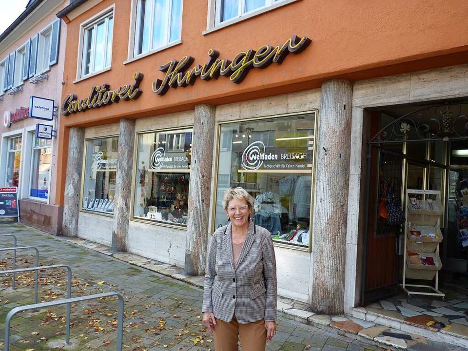 Monika Oldiges gehört zu den ehrenamtlichen Kräften im Breisacher Weltladen.  | Foto: Sattelberger