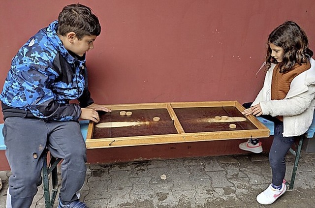 Can Ali und Jolina Ali beim Spielen  | Foto: Kathrin Schwehr