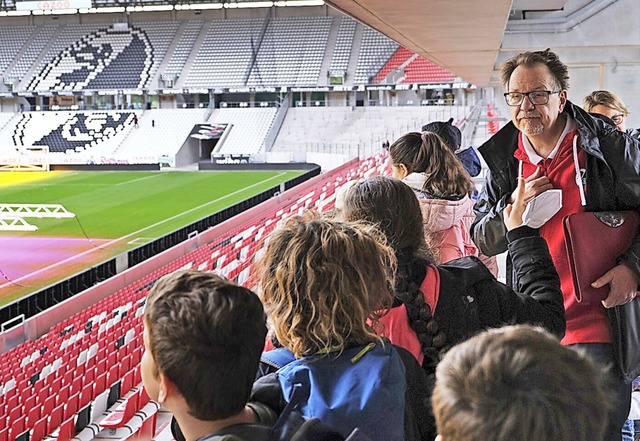 Guide Jrgen Schmidt fhrte die Kinder durchs Europa-Park-Stadion.  | Foto: Nina Witwicki