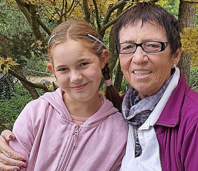 Emilia Bandemer mit ihrer Oma Renate Werner-Fischer  | Foto: Corinna Bandemer