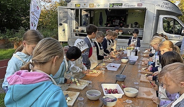 Die vierten Klassen der Sommerbergschule bei der Naturpark-Kochschule  | Foto: Privat