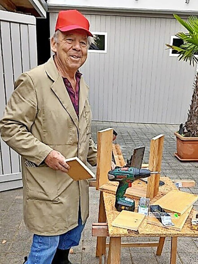 Roland Ufheil bei der Arbeit: Er baut ...t es mit Holz, Ls und anderen Dingen.  | Foto: Privat