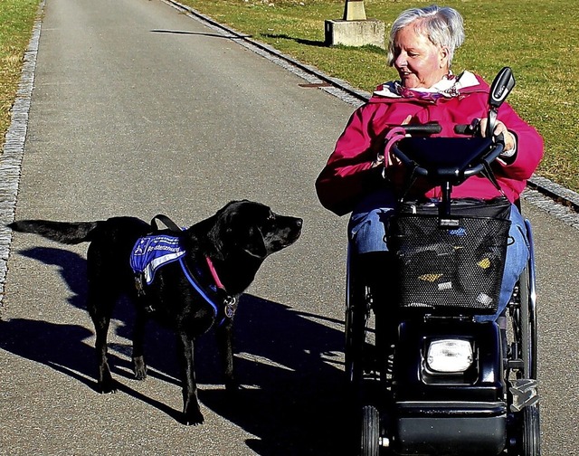 Beate Kellermann beim Gassi gehen mit ihrem Assistenzhund Buffy  | Foto: Beate Kellermann