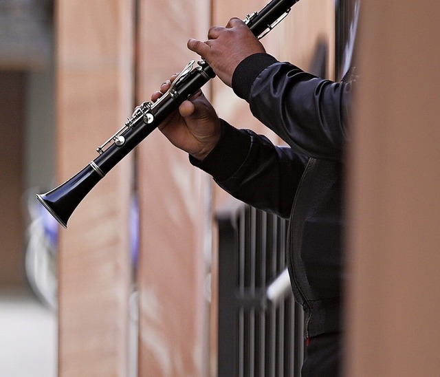 Ein Klarinettenspieler spielt ein Stck auf der Strae.  | Foto: Arne Dedert