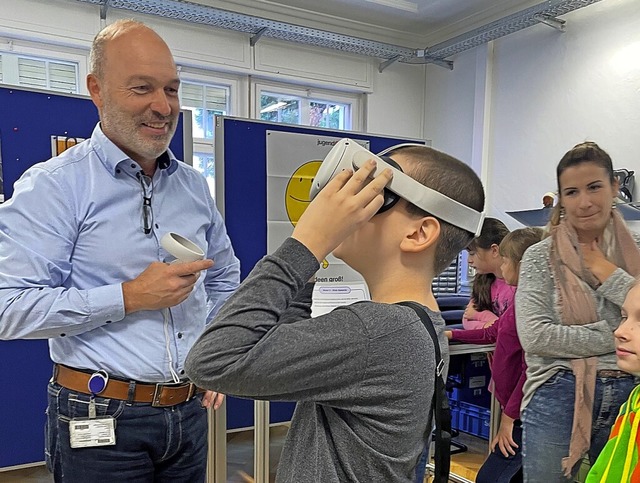Benno Bohn, Leiter der Konzernausbildu... Schlern eine Virtual Reality Brille.  | Foto: Privat