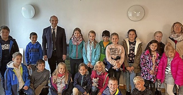 Die Klasse 4a der Sommerbergschule mit...lassenlehrerin Monika Catello (rechts)  | Foto: D.Kitzelmann