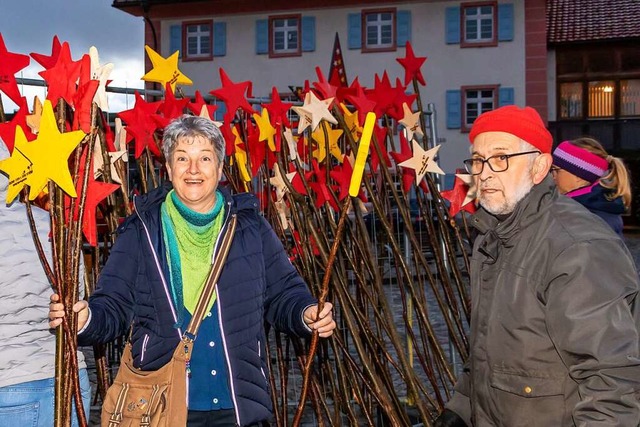 Die gelben und roten Holzsterne werden fr einen guten Zweck verkauft.  | Foto: Wilfried Dieckmann