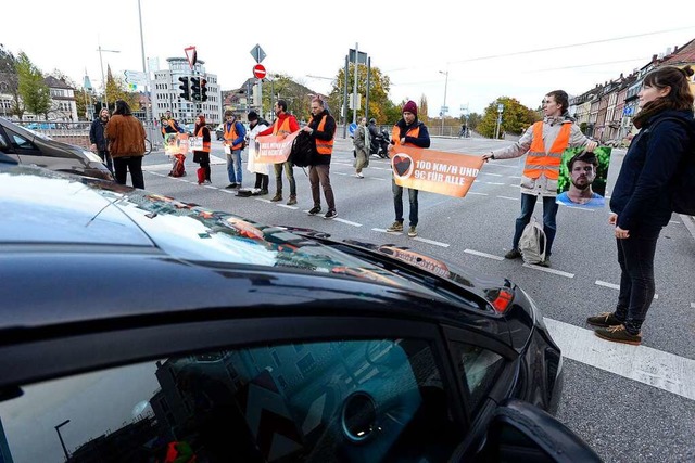 Aktivisten blockieren die Kronenbrcke.  | Foto: Ingo Schneider